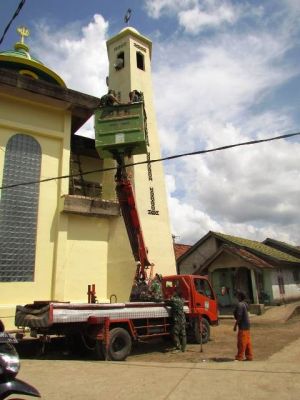 Percantik Masjid, Menara Baitul Muttaqin di Sungaiterap Dicat Satgas TMmD