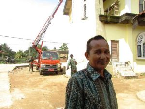Warga Senang Satgas TMMD Lakukan Pengecatan Menara Masjid