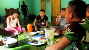 Senangnya Satgas TMMD Dapat Sajian Tempoyak dari Orang Tua Asuh