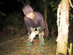 Isi Kegiatan Malam, Satgas TMMD Bersama Warga Berburu Burung