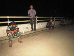 Malam Hari, Satgas Hunting Sinyal HP ke Jembatan