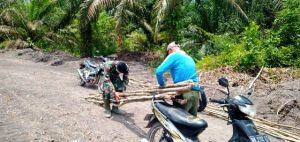 Begini Kerjasama Satgas dan Warga Angkut Galar ke Lokasi