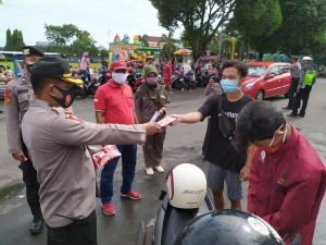 Tekan COVID-19, Petugas di Batang Tingkatkan Operasi Yustisi dan Bagi Masker