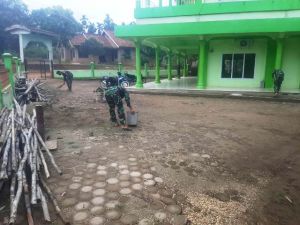 Jelang Sholat Jumat, Satgas TMMD Bersihkan Masjid di Desa Mekar Jaya