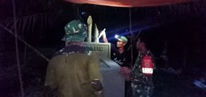 Satgas Lembur Hingga Malam Selesaikan Tugu TMMD di Desa Sungai Terap