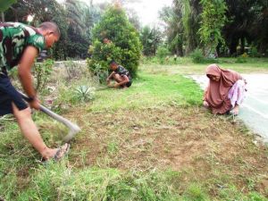 Satgas Bantu Orang Tua Asuh Bersihkan Lapanhan Badminton