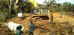 Satgas dan Warga Desa Mekar Jaya Gotong Royong Pasang Gorong-gorong
