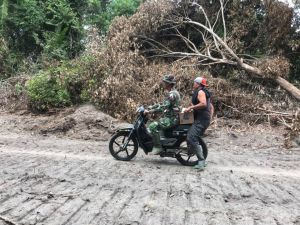 Warga dan Satgas Bekerjasama dari Di Lapangan hingga Distribusi Minum