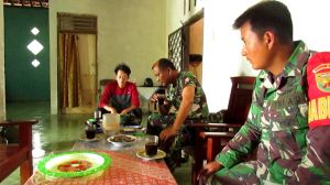 Tinjau Titik Nol Desa Sungai Gelam, Kapten Inf   Rilman Dijamu Ketua Pemuda