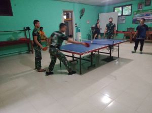 Kuatkan Imun, Satgas TMMD Main Tenis Meja Di Balai Desa Mekar Jaya