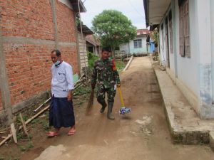 Bersenandung Sambil Bersih-Bersih,  Suara Serda Sondriadi Dipuji Warga