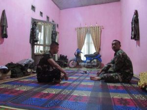 Tak Mau Kasur, Satgas Pilih Tidur di Atas Tikar saat TMMD