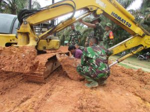 Satgas Dibantu Warga Pasang Rantai Roda Eskavator yang Terlepas 