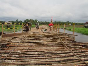 Jembatan Selesai Dibangun, Satgas Bersama Warga Lakukan Pengecatan