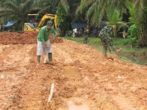Diguyur Hujan, Warga dan Satgas Kuras Air dari Jalanan Yang Baru Ditimbun