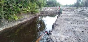 Lagi Satgas Masuk ke Kanal Untuk Bawa Kayu Jembatan Titik Keempat