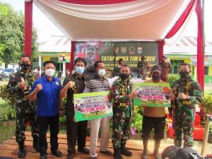 Ketua Tim Wasev, Mayjen TNI Harianto, Serahkan 500 Ekor Ayam Kampung