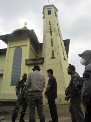 Tinjau Masjid Muttaqin, Ketua Wasev Mayjen TNI Harianto Dengarkan Sejarah Menara
