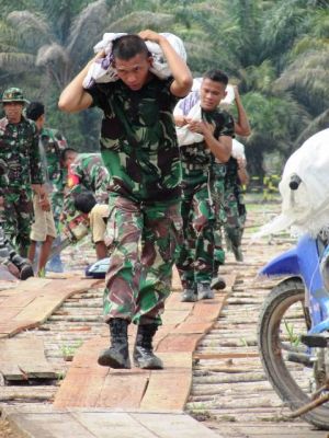 Satgas Angkut Tanah Untuk Timbun Lubang Jembatan