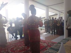 Tari Tabur Beras Kunyit Sambut Danrem 042/Gapu dan Bupati di Penutupan TMMD