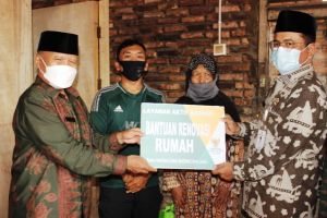 Wawako Maulana Serahkan Bantuan Renovasi rumah BAZNAS Kota Jambi
