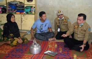 H Al Haris Santuni Keluarga Korban Kebakaran  di Tabir
