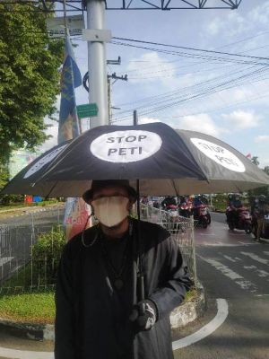 Aksi Tunggal Pria Berpakaian Hitam Ini Tolak PETI di Simpang BI Kota Jambi