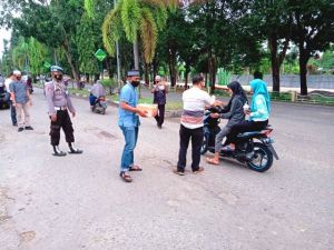 Kasat Intel Sosialisasi Keselamatan Pengendara Sambil Bagi Takjil dan Masker