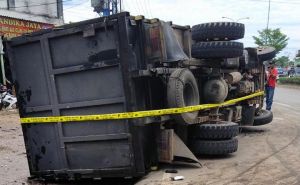 Truk Diduga Bermuatan Minyak Terguling di Simpang Rimbo Akhirnya Dipasang Police Line 