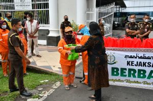 Ikatan Adhyaksa Dharmakarini Jambi Bagikan Takjil Untuk Pengendara