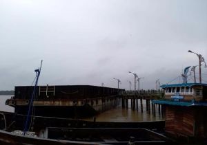Kapal Tongkang Tabrak Jembatan WFC Kualatungkal