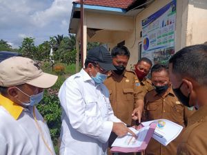 IW Tinjau Jalan Rusak Di Sepanjang Jalan Tempino Hingga Penerokan