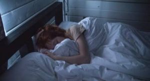 Pahami Risiko Tidur dengan Lampu Menyala