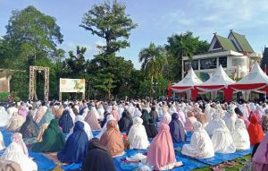 Ribuan Masyarakat Kota Jambi, Solat Ied Di Lapangan Kantor Walikota Jambi