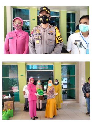 Kapolres Merangin bersama Ketua Bhayangkari Serahkan Bantuan ke Pasien Covid-19