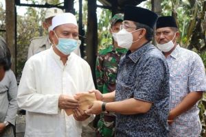 Tinjau Korban Musibah Kebakaran Parit Arman, Bupati Serahkan Bantuan