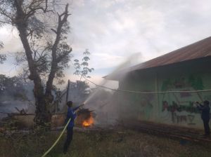 Rumah Penjaga MTsN Ladang Panjang Ludes Terbakar
