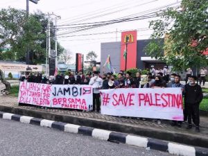 Aliansi Masyarakat Jambi Peduli Palestina Aksi di Depan Restoran MC Donald 
