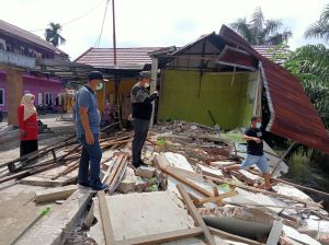 KFA Langsung Turun Tinjau Rumah Warga Yang Longsor di Pematang Sulur