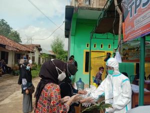 Petugas KPPS Ini Pakai Baju Asmat Saat PSU