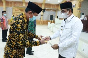 Bupati Serahkan SK, 89 Tenaga Pendidik di Tanjabbar Pensiun 