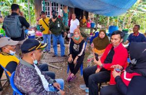 Bantu Korban Kebakaran di Mendahara, Ketua DPRD Edi Purwanto Video Call dengan Mensos di Lokasi