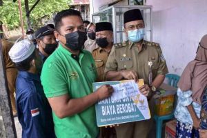 Wawako Dr  H Maulana Serahkan Bantuan Biaya Berobat Untuk Anak Penderita Kanker Hati