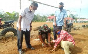 Hijaukan Desa Bukit Beringin, Satgas TMMD Gandeng Kades Tanam Pohon 