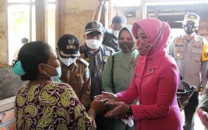 Begini Kekompakan Persit dan Bhayangkari  Dukung Program TMMD Di Desa Bukit Beringin