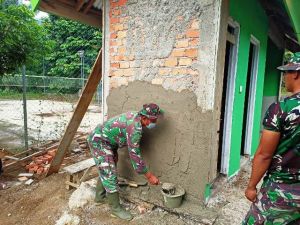 Percepat Penyelesaian, Pasiter Satgas TMMD Turun Langsung Bantu Plaster Dinding MCK
