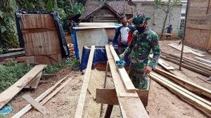 Serba Bisa, Satgas TMMD Ini Terampil Gunakan Alat Ketam Kayu