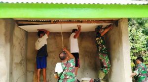 Kerjasama  Satgas dan Warga, MCK Madrasah Ini Lanjut Pemasangan Plafon