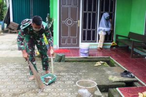 Kompak, Satgas Bantu Orang Tua Asuh Bersihkan Pekarangan