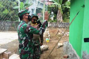 Berbaur di Lokasi TMMD, Dansatgas TMMD 111 Kodim 0420/Sarko Beri Motivasi ke Satgas